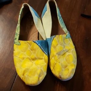 custom painted pineapple toms!!